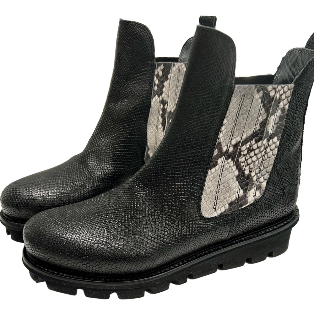 NWOB Patrizia Bonfanti Karung Snakeskin Gore Lug Chelsea Boot size 7.5 38